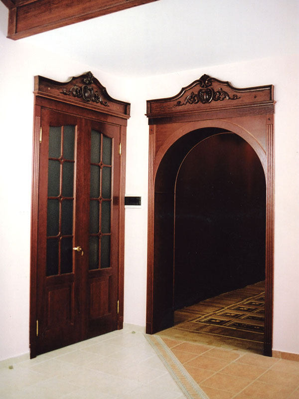 Дверь и арочный портал